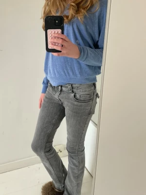 bootcut jeans  - Snygga bootcut jeans från Hm de saknar dock en knapp på ena fickan där bak. Men annars fint skick