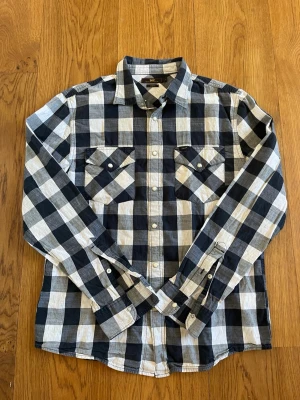 Rutig flanellskjorta från Lee  - Sjukt fet rutig flanellskjorta från Lee med snapbuttons och två bröstfickor, slim fit storlek L. Skriv vid eventuella funderingar😁                          Fraktar inom 1-2 dagar 