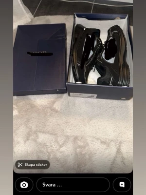 Svarta sneakers med vita detaljer - Snygga svarta sneakers med vita detaljer och grov sula. Skorna har en sportig look med mesh och syntetmaterial, samt klassisk snörning. Perfekta för dig som gillar stilrena och bekväma skor till vardags.