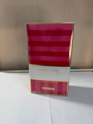 Good Girl Collector Edition Colormania - Good Girl Collector Edition Colormania från Carolina Herrera. Parfymen kommer i en snygg förpackning med rosa och röda ränder, gulddetaljer och vit etikett. Lyxig och trendig design som sticker ut på parfymhyllan.