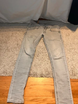 Dondup jeans - Dondup jeans med slitna fickor även ett hål i bakfickan men snygga ändå