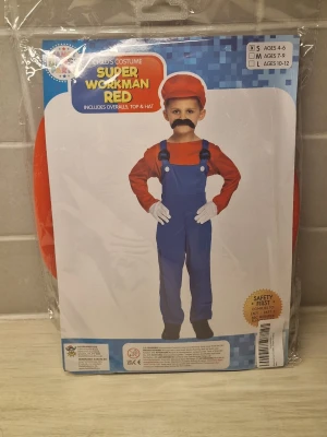 Super Workman Red maskeraddräkt barn - Maskeraddräkt för barn inspirerad av klassisk spelkaraktär. Inkluderar blå hängselbyxor, röd långärmad tröja och röd keps. Perfekt för maskerad eller cosplay. Materialet är polyester och färgerna är klara och lekfulla.
