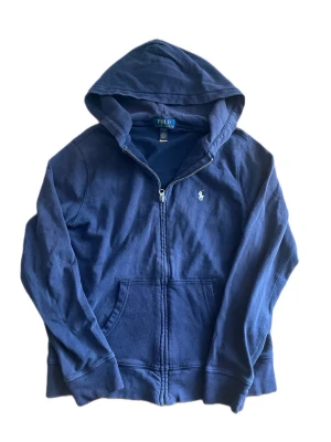 Ralph Lauren zip 14-16år - Säljer en snygg raffe zip. Bra skick, lite kortare i storleken. Kontakta vid mer frågor 