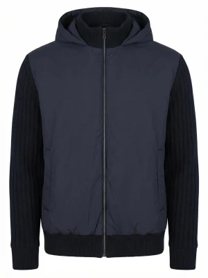 Mörkblå hybridjacka från Herno - Snygg mörkblå hybridjacka från Herno med stickade ärmar och quiltad front. Jackan har huva, hel dragkedja och ribbade muddar. Perfekt för dig som vill ha en stilren och modern look med både komfort och värme.