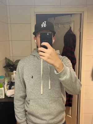 Ralph Lauren Hoodie - Jättebra skick, inga fläckar eller deffecter. Hoodien köptes för ungefär 2000 men kommer inte till så stor användning. Storleken är L men sitter som M
