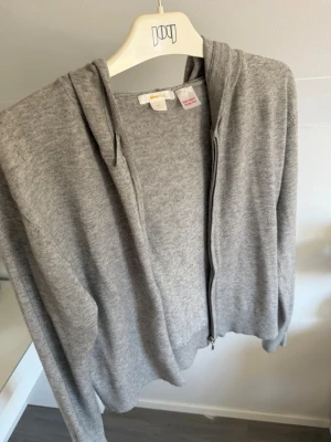 Grå zip-hoodie från Gina Tricot - En stilren grå hoodie med dragkedja från Gina Tricot. Perfekt till kyliga sommarkvällar!