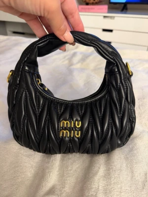 Svart Miu Miu handväska (inte äkta) - Snygg svart Miu Miu handväska som aldrig är använd. (Inte äkta)