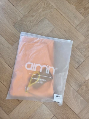 Ribbstickade peach tights från Aim'n - Ribbstickade leggings från Aim'n i en persikoorange färg. Kommer i originalpåse och med taggar kvar.