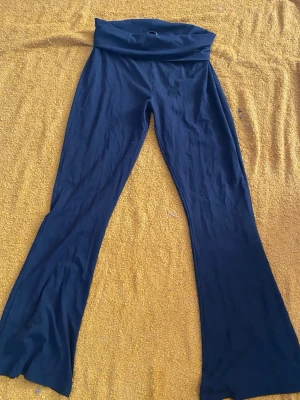 Svarta utsvängda leggings - Snygga svarta leggings med utsvängda ben och hög midja. Perfekta för en trendig och bekväm stil. Mjukt och stretchigt material som sitter skönt hela dagen.