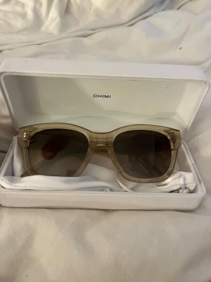 Beige fyrkantiga solglasögon ECRU - Säljer ett par CHIMIs knappt använda! 