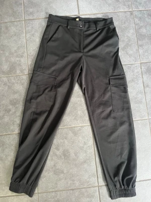 Svarta cargobyxor med resår - Super snygga svarta byxor med resor i midjan. Knappt använda och i super skönt material🥰💞