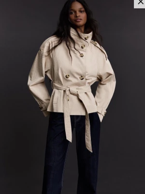 Trenchcoat bershka  - Jättefin trendig trenchcoat från bershka, helt som ny köpte för bara 2 veckor sen, använt 3 gånger🥰M men sitter bra som S också🌸