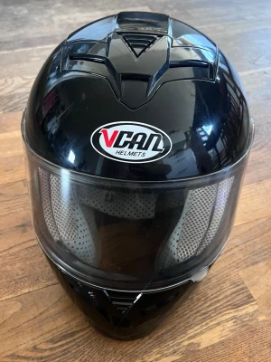 Mopedhjälm - Säljer en moped hjälm som endast är använd en sommar. 