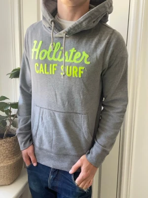 Hollister hoodie  - Hollister hoodie - lite tunnare än vanliga. Inga defekter! Modellen i bilderna är 180 cm 75 kg och bär Storlek M , Kom med frågor! 🌟 (Kan gå ned i pris vid köp av paket 😉) 
