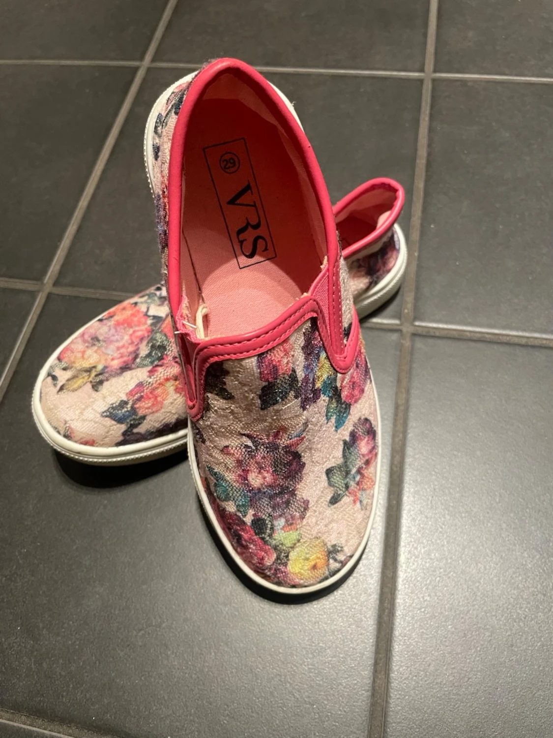 Blommiga slip-on sneakers från VRS