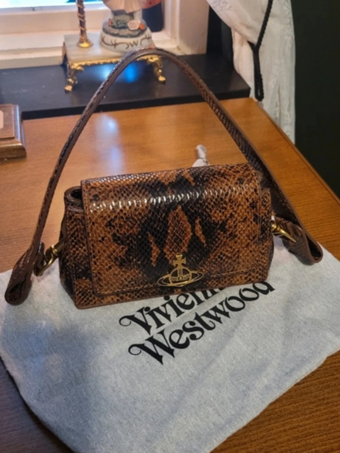 Vivienne Westwood brun axelremsväska