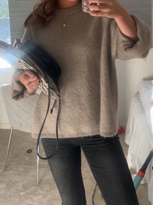 Stickad tröja i mohair  - Säljer denna stickade tröja i mohair, använd 2 gånger max!!!😘😘😘😘