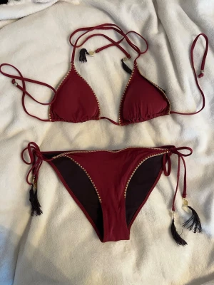 Vinröd bikini - Vinröd bikini st 40, använd 1 gång