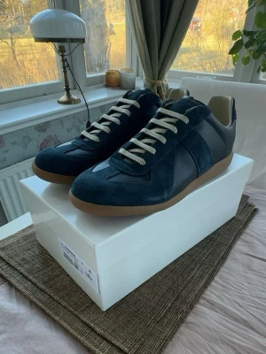 Maison margiela Gats - Färg: Mörkblå Storlek: 43 Skick: helt nya Jag har kvittot och har knappt använt dem, de har bara stått. Skriv till mig om du har några frågor🙂👍  Nytt pris: 6000kr Mitt pris: 3000kr Kan gå ner en liten bit vid smidig affär!