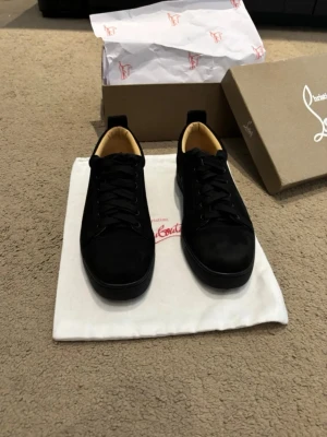 Louboutin skor - Ett par helt nya svarta Loubs storlek 44. Säljer dom pågrund av att dom inte passade mig. Kommer med originalboxen, kvitto och dustbag. Perfekta för dig som vill ha något exklusivt och stilrent. 