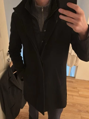 Matinique rock med krage - Rocken är köpt på Åhlens detta året, super fin och inga spår av användning, den är medium men sitter som large och är grymt schysst, köptes för 3000kr ungefär.