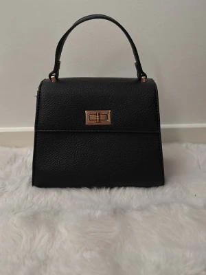 Ginatricot Handväska  - Bra skick! Lite trådig men annars fin