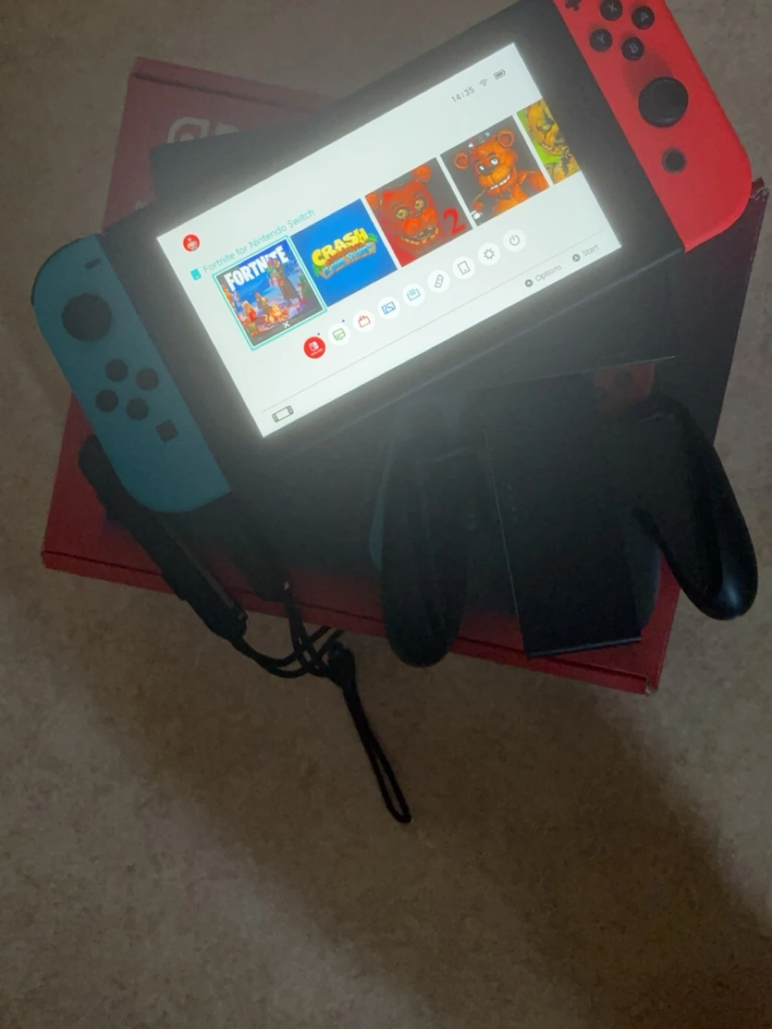 Nintendo Switch med neonröda och blå Joy-Con - 1