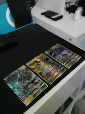 Tre Pokémon GX-kort - Säljer tre coola Pokémon GX-samlarbilder med färgstarka illustrationer och holografiska effekter. Perfekt för dig som vill utöka din samling eller spela TCG. Korten har klassisk Pokémon-design med detaljerade motiv och tydliga stats.