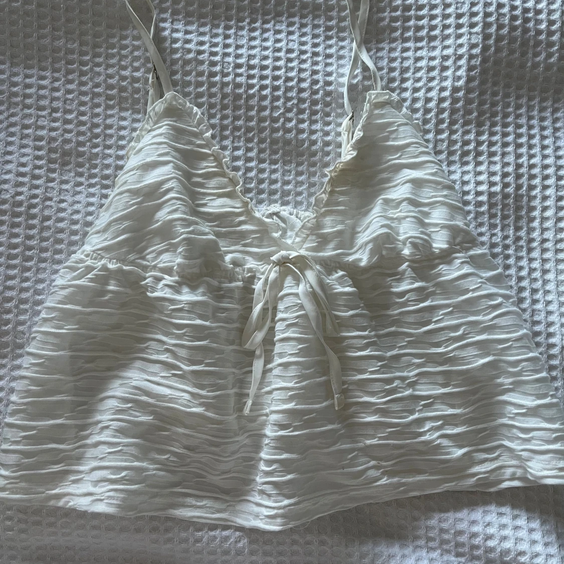 Vit linnetopp med knyt framtill