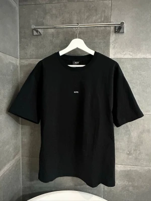   A.P.C. T-shirt  - Hola 👋• säljer denna sjukt snygga T-shirten från A.P.C.• Skick 10/10 ny• Storlek L i box fit• Pris 899kr (1499kr i butik)• Skriv mer i pm för fler frågor och bilder• Caio 👋