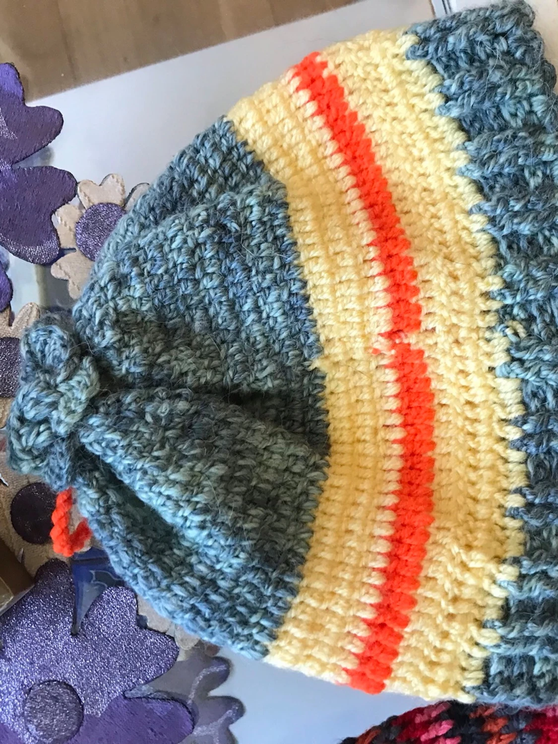 Färgglad virkad mössa med tofs - 5