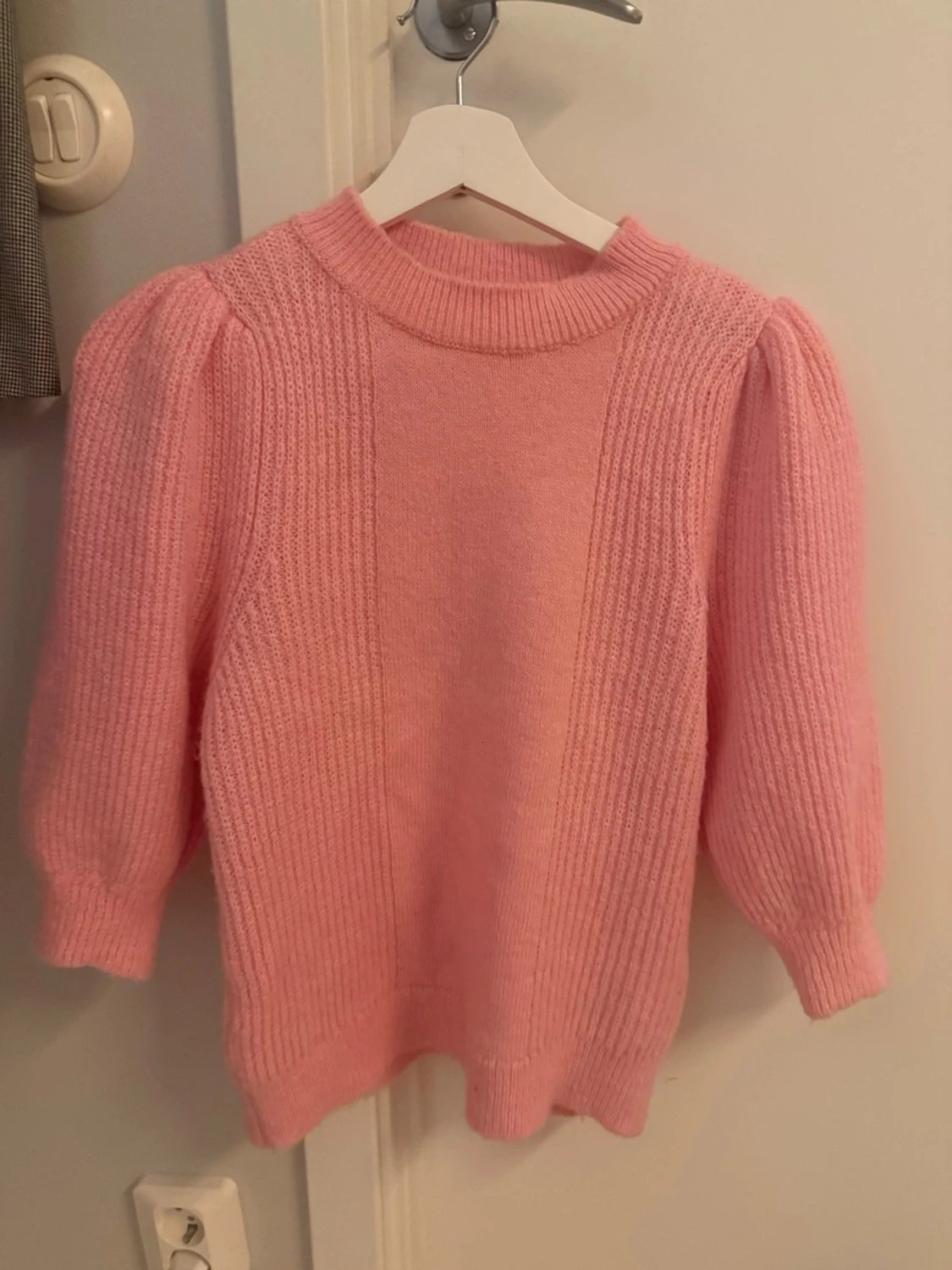 Rosa puffärmad stickad tröja