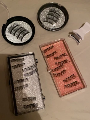 Magnetiska lösögonfransar i mixade stilar - Jag köpte magnetiska lösögonfransar men de passade inte mig. Säljer nu. De är i olika längder och former. Alla fransar är svarta! Perfekt för dig som vill ha en enkel applicering utan lim. Ett  appliceringsverktyg medföljer. Säljer allt på bilden för 90kr.