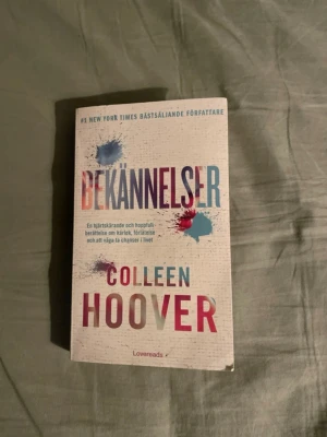 Bekännelser - Bekännelser av Colleen Hoover är en jätte fin, känslosam och väldigt bra bok. Det är en roman på svenska. Perfekt för dig som gillar gripande och romantisk skönlitteratur. Pris kan diskuteras!