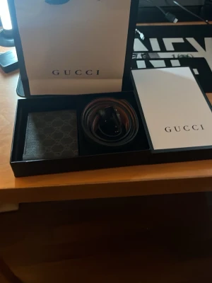 Gucci bälte och plånbok - Helt nytt bälte och plånbok. Fick i julklapp men gillar inte gucci. Allt finns förutom kvitto. Storlek 105cm på bältet.