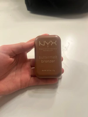 NYX Buttermelt Bronzer Butta Off - NYX Professional Makeup Buttermelt Bronzer i nyansen BMB05 Butta Off. använd endast 2 gånger.