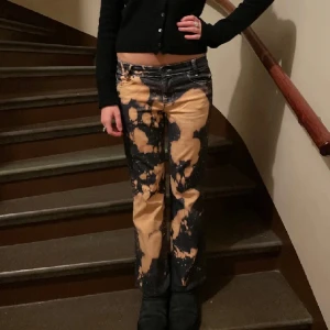 Jeans😇 - Sååå coola jeans, älskar! Tyvärr var de för stora i midjan på mig som har storlek 34/w 25 vanligtvis! Verkligen unika och finns inte att hitta, sjukt snygg tie dye🙌🏼