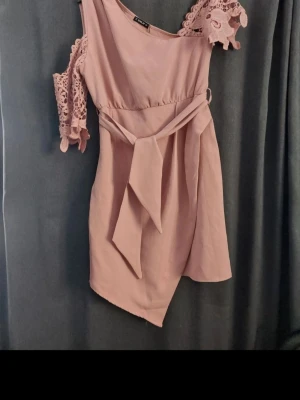 Ny! Klänning stl. XL från Sheilay  - Ny! Klänning I storlek xl från Sheilay Dragkedja I sidan Djur finns I hemmet  Rökfritt