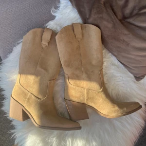 Beige cowboy boots - Säljer mina beiga cowboy boots i storlek 37, från Bershka💛💛 Endast använda en gång!