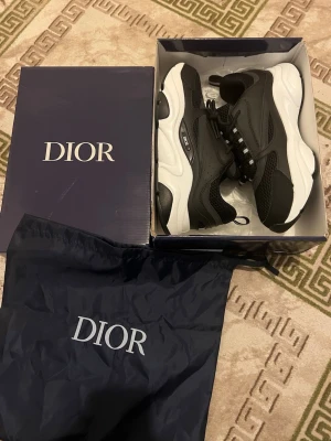 Svarta Dior sneakers med chunky sula - Säljer Dior skor storlek 43 