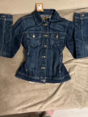 ONLY jeans jacka  - Jeans jacka från only men köpta från sellpy. Säljer pga den inte passade mig. 