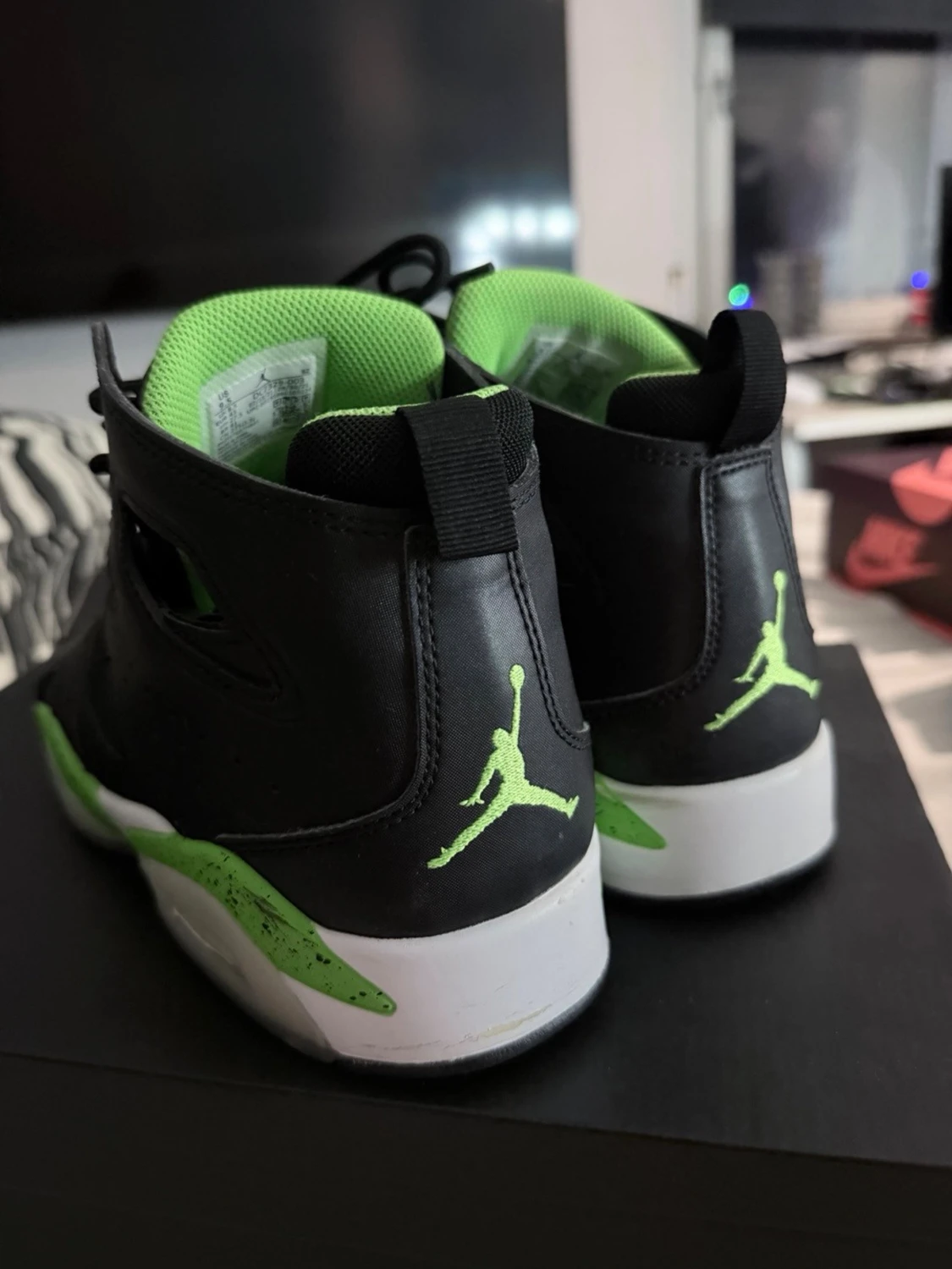 Svarta och limegröna Air Jordan sneakers - 3