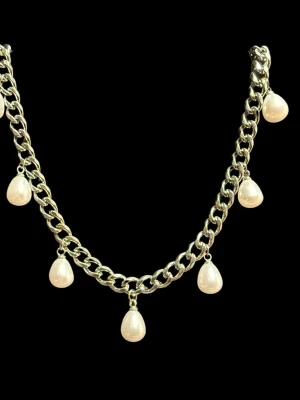 Silverfärgat 6mm bred halsband med  pärlor - Elegant halsband i silverfärgat rostfritt stål – finns även i guldpläterad variant. Matchande örhängen finns i en separat annons.  Smycket är 6 mm brett och har en justerbar längd mellan 42–50 cm, vilket gör att det passar perfekt oavsett stil och tillfälle. Nickelfritt och handgjort.