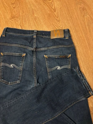 Nudie jeans - Säljer ett par riktigt schyssta nudie jeans i toppenskick, de är som nya!                                        Modellen är thinn finn!                                              Mått(se sista bild):                                A=41cm. B=79cm. C=105cm. D=15cm            Bara att höra av sig vid minsta fundering!