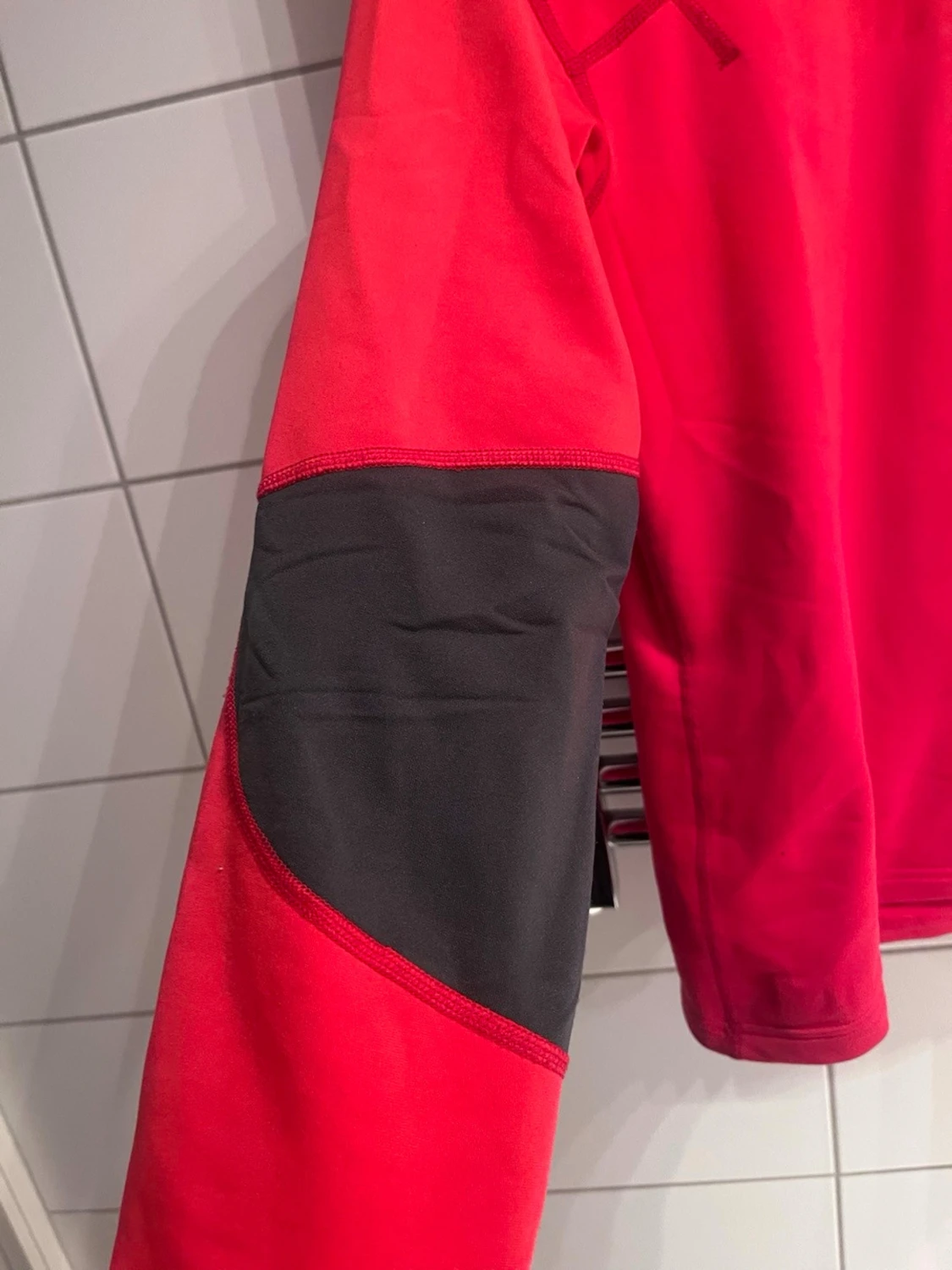 Röd fleece från Norrøna med dragkedja - 2