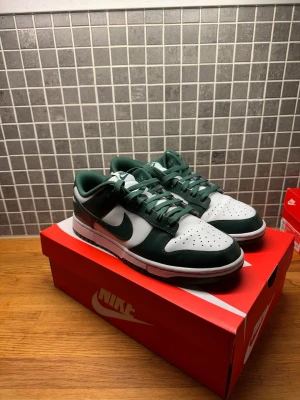 Vit gröna Nike Dunks - Tja dem är i 9/10 skick från Nike i storlek 42,5 och kommer inte med original box.