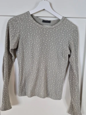 Blommig långärmad tröja Brandy Melville - Söt tröja från Brandy Melville med blommigt mönster i ljusgrön färg!🌸 Passar XS/S. 100% bomull och inga hål eller liknande! Passa på, fri frakt en vecka fom. 15/2! 