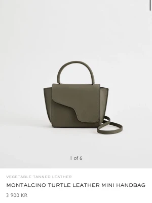 Grön mini-handväska från ATP Atelier - Snygg mini-handväska i olivgrönt vegetabilgarvat läder från ATP Atelier. Väskan har ett stilrent, modernt snitt med lock och magnetlås, samt både handtag och axelrem. Köpte den för ca 2 år sen men slutade använda för ungefär 1 år sen och det är i väldigt fint skick. Dustbag kommer med! Skriv för egna bilder