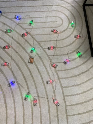 Färgglad ljusslinga med små lyktor - Säljer en batteridriven ljusslinga med små lyktformade lampor i färgerna grön, blå och rosa. Lamporna sitter på en tunn genomskinlig sladd och ger ett mysigt sken. Perfekt för att dekorera rummet eller till fest. Drivs med två AA-batterier (ingår ej).