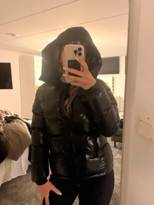 Everest Jacka  - Säljer en supersnygg jacka från Everest, storlek 34. Väldigt varm passar perfekt i kylan & så snygg! Köpte den nu vintern 2025 men har knappt använt den så den är i princip ny! Nypris: 1300kr, köpte på stadium. Mitt pris: 600kr 